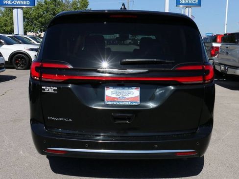 Used 2023 Chrysler Pacifica Touring-L FWD image 6