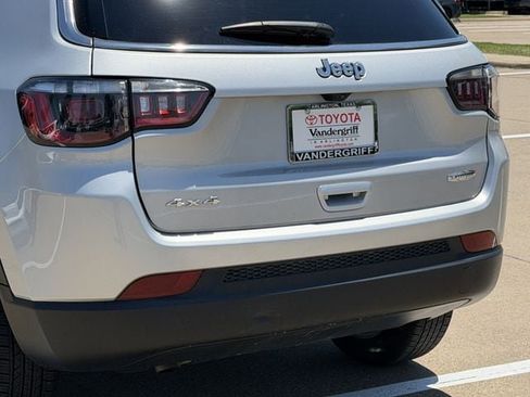 Used 2025 Jeep Compass Latitude AWD/4WD image 6
