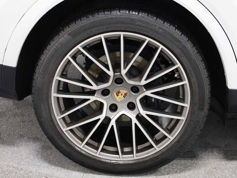 Certified 2023 Porsche Cayenne Platinum Edition image 38