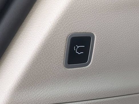 Used 2023 Chrysler Pacifica Touring-L FWD image 15