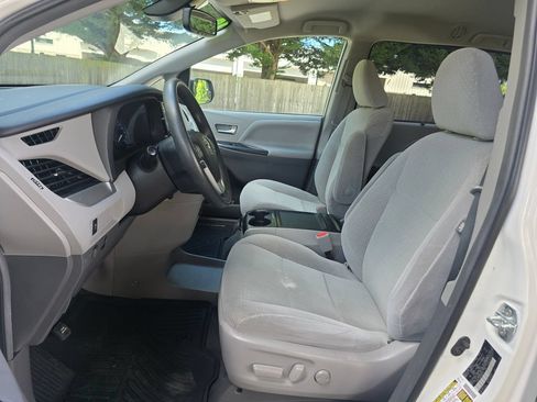 Used 2019 Toyota Sienna LE FWD image 24