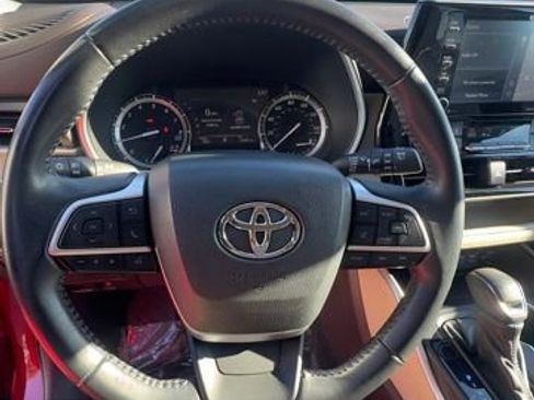 Used 2022 Toyota Highlander XLE image 13