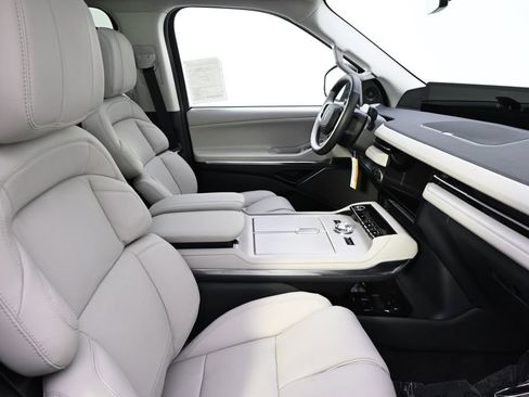 New 2026 Lincoln Navigator Reserve AWD/4WD image 16