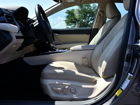 Used 2019 Toyota Camry XLE FWD image 18