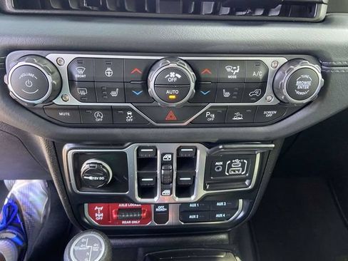 Used 2025 Jeep Gladiator Mojave AWD/4WD image 18
