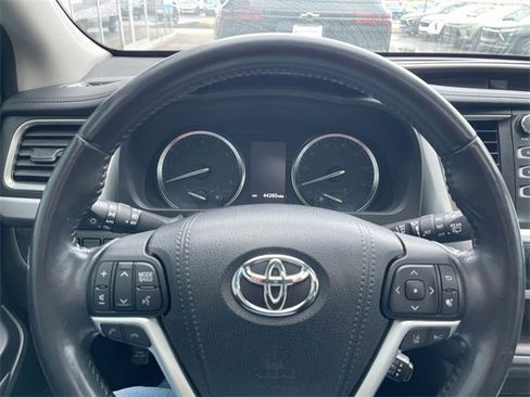 Used 2018 Toyota Highlander XLE image 11