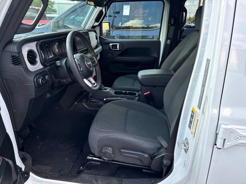 Used 2025 Jeep Wrangler Unlimited Sahara AWD/4WD image 42