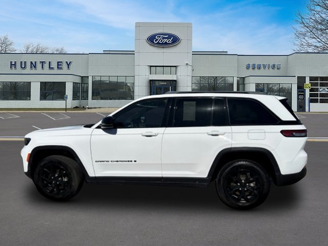 Used 2024 Jeep Grand Cherokee Altitude AWD/4WD image 7