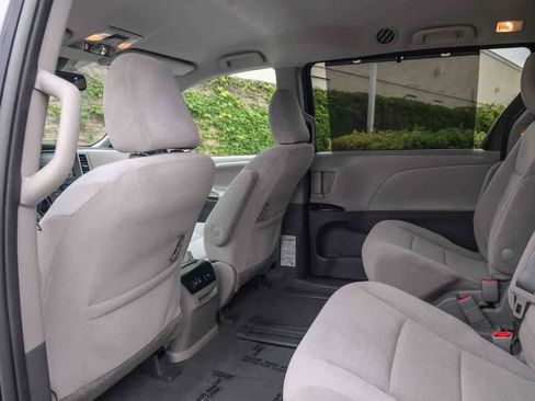 Used 2020 Toyota Sienna LE w/ Carpet Mat Package FWD image 18