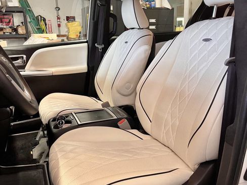 Used 2020 Toyota Sienna LE w/ LE Preferred Package image 13