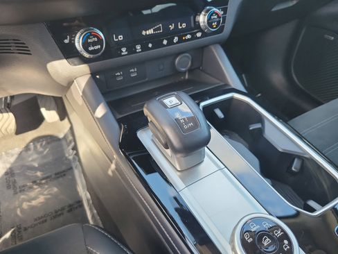 Used 2025 Mitsubishi Outlander AWD image 16