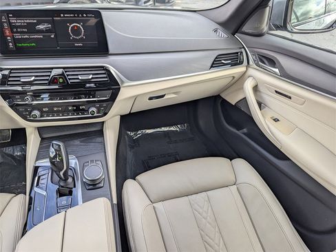 Used 2022 BMW 530i xDrive w/ M Sport Package image 8