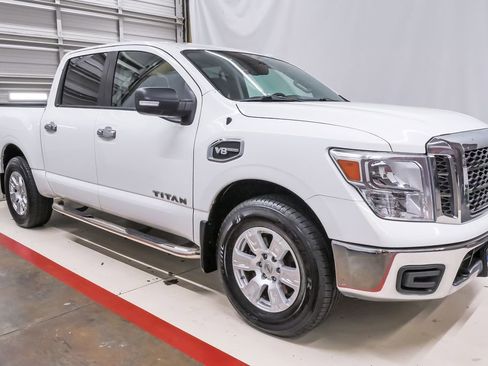 Used 2017 Nissan Titan SV image 5