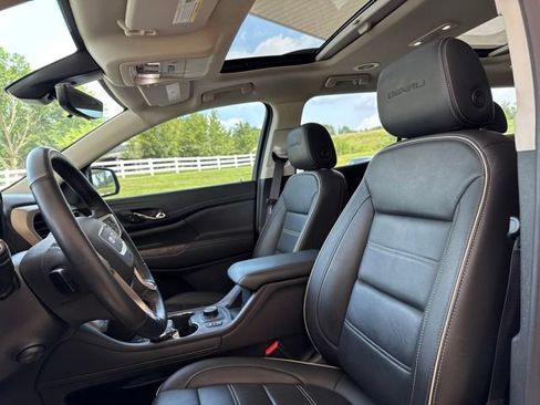 Used 2023 GMC Acadia Denali w/ Denali Technology Package AWD/4WD image 3