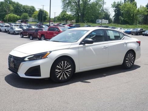 Used 2024 Nissan Altima 2.5 SV FWD image 6