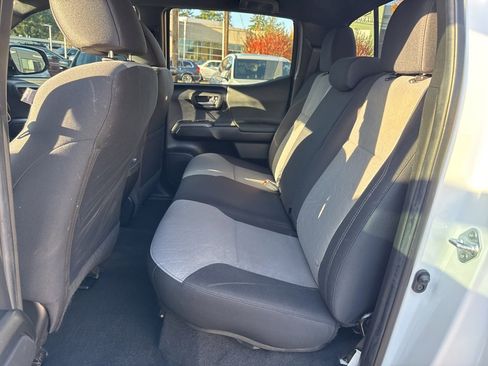 Used 2022 Toyota Tacoma TRD Off-Road image 38