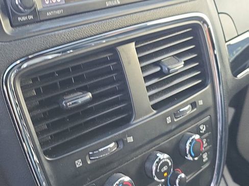 Used 2020 Dodge Grand Caravan SXT image 25