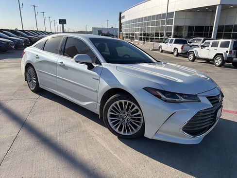 Used 2021 Toyota Avalon Limited image 2