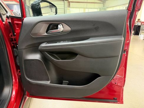 Used 2025 Chrysler Pacifica Select FWD image 15
