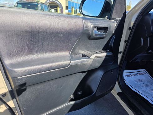 Used 2017 Toyota Tacoma TRD Off-Road image 11