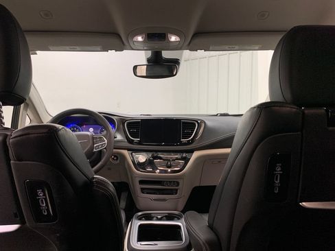 Used 2023 Chrysler Pacifica Touring-L w/ Uconnect Theater Family Group AWD/4WD image 23