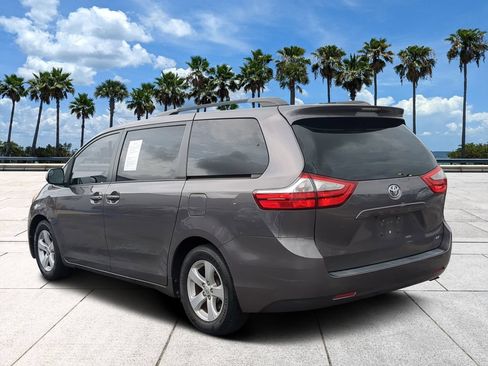 Used 2017 Toyota Sienna LE FWD image 3