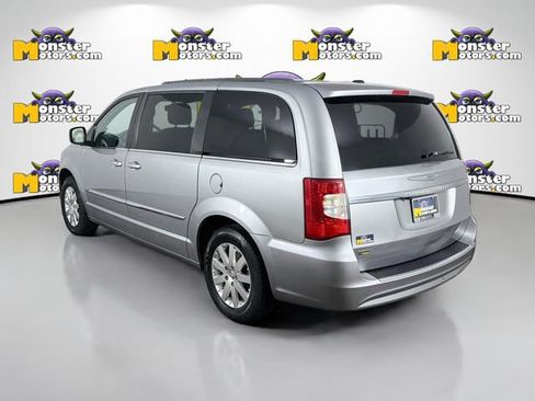 Used 2016 Chrysler Town & Country Touring FWD image 7