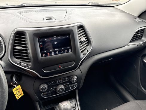 Used 2019 Jeep Cherokee Latitude w/ Popular Appearance Group image 22