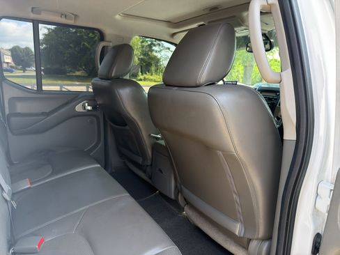 Used 2011 Nissan Frontier SL w/ Moonroof Pkg RWD image 15