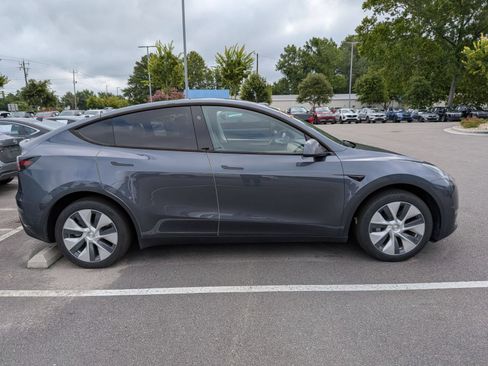 Used 2023 Tesla Model Y Long Range AWD/4WD image 2