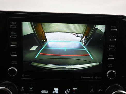Used 2020 Toyota Highlander XLE AWD/4WD image 19