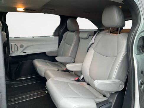 Used 2025 Toyota Sienna XLE image 15