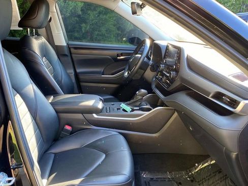 Used 2022 Toyota Highlander XLE FWD image 36