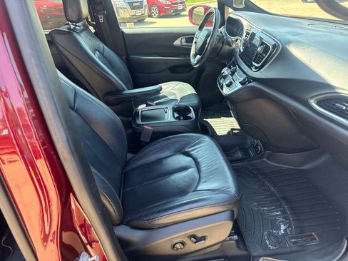 Used 2019 Chrysler Pacifica Touring-L Plus w/ S Appearance Package FWD image 16