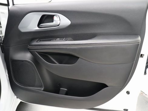 Used 2020 Chrysler Pacifica Touring w/ S Appearance Package image 26