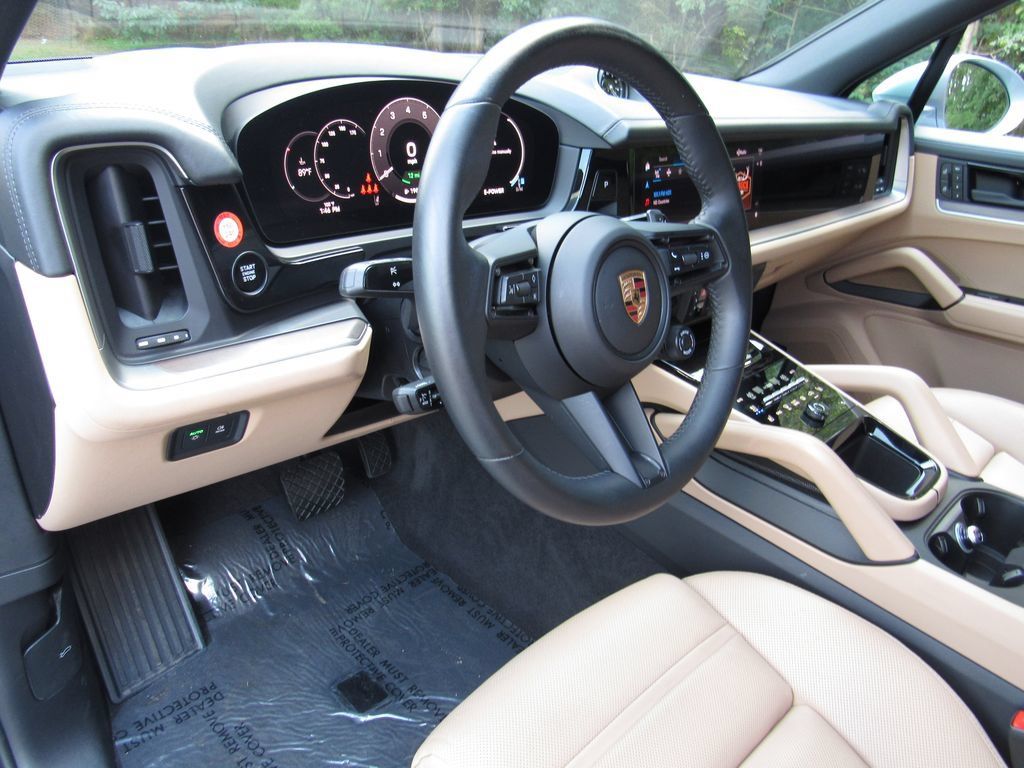 Certified 2025 Porsche Cayenne E-Hybrid AWD/4WD image 4