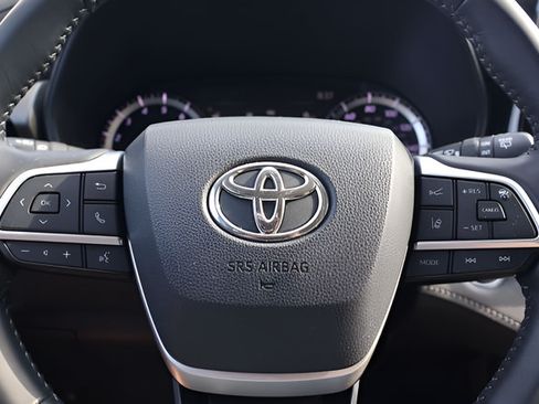 Used 2023 Toyota Highlander LE FWD image 22