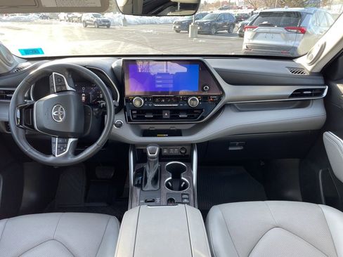 Used 2023 Toyota Highlander Limited image 16