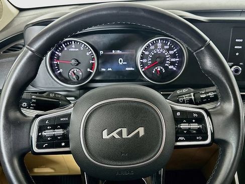 Used 2023 Kia Carnival LX FWD image 12