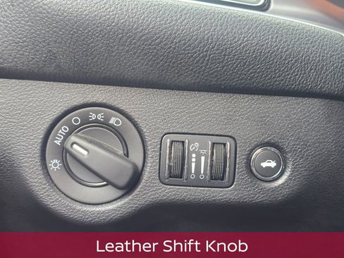 Used 2015 Dodge Challenger SXT image 18