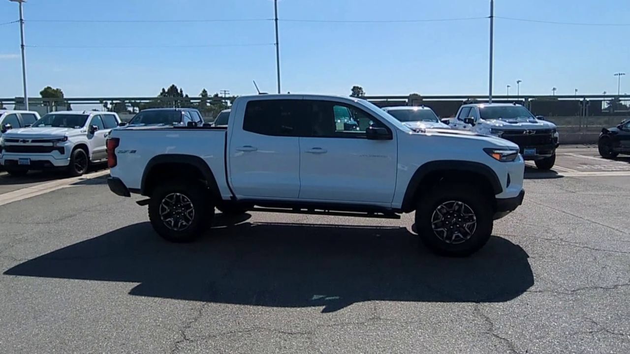 Used 2025 Chevrolet Colorado ZR2 w/ Technology Package AWD/4WD image 9