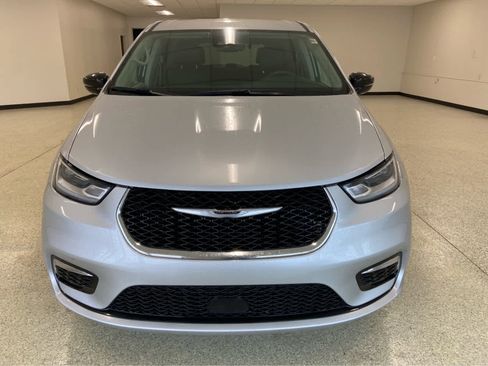 Used 2024 Chrysler Pacifica Touring-L FWD image 4