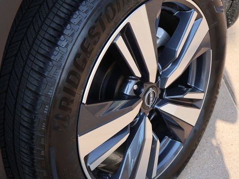 Used 2025 Nissan Rogue SL FWD image 42