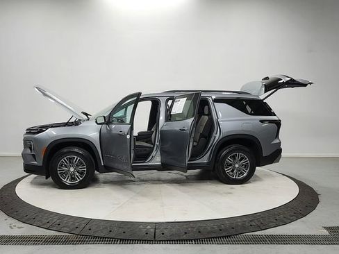 Used 2025 Chevrolet Traverse LT FWD image 12