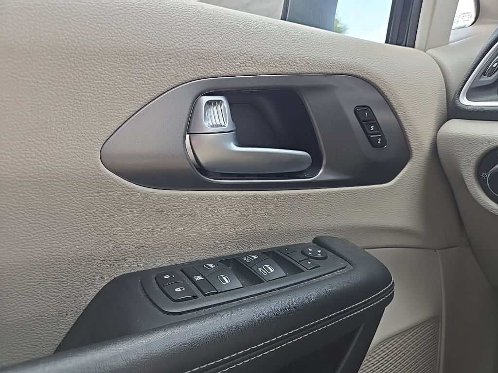 Used 2023 Chrysler Pacifica Touring-L FWD image 18