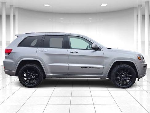 Used 2020 Jeep Grand Cherokee Altitude image 2