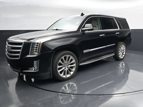 Used 2018 Cadillac Escalade Luxury AWD/4WD image 4