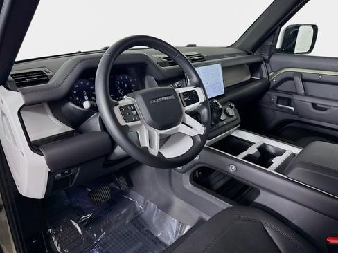 Used 2025 Land Rover Defender 110 S image 8