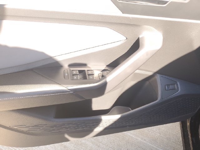Certified 2025 Volkswagen Jetta SE FWD image 19
