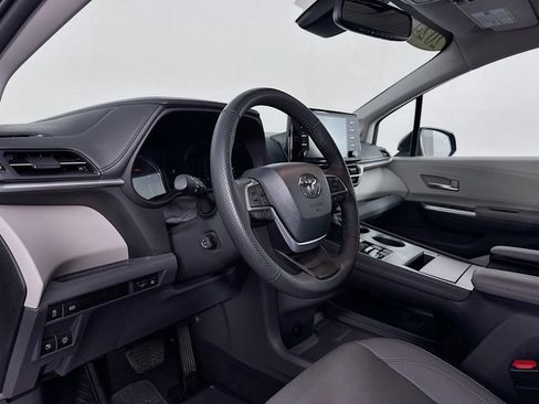 Used 2024 Toyota Sienna Limited image 12
